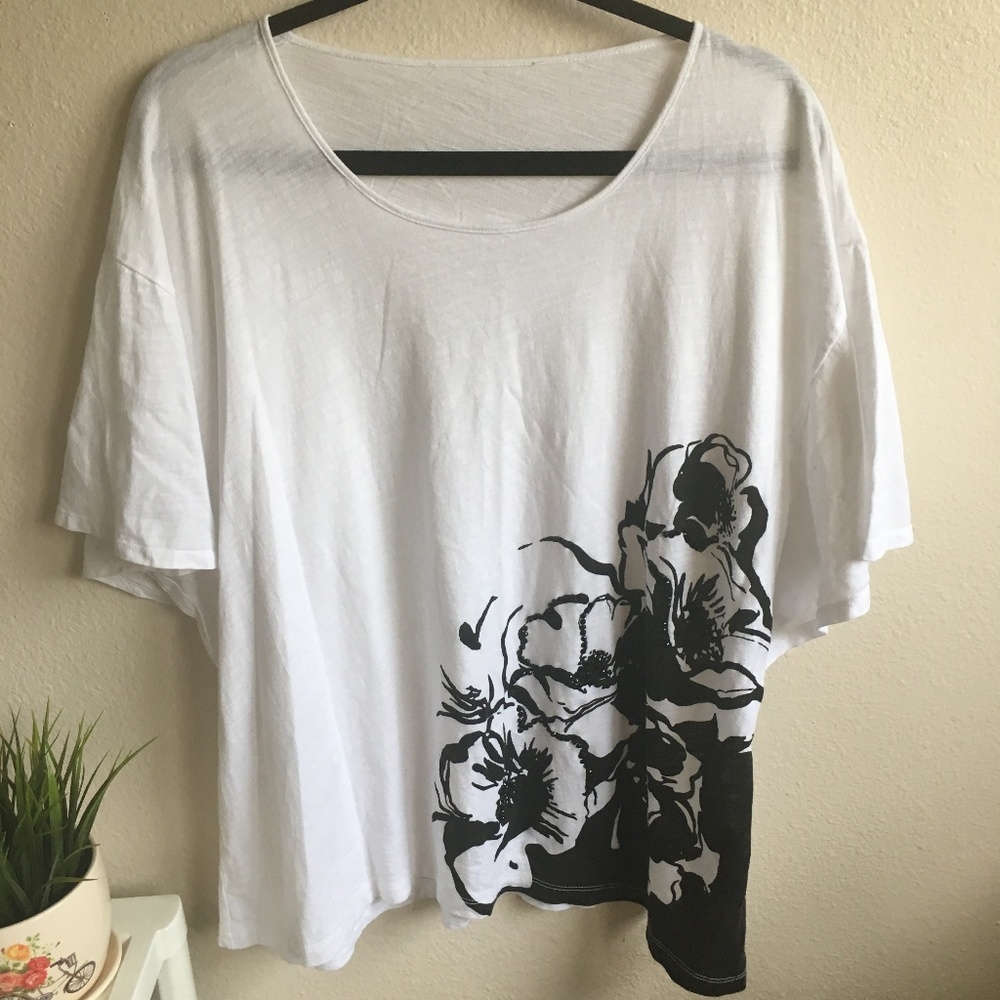 🏈ANNE KLEIN WHITE BLACK FLORAL SHORT SLEEVE SHIRT